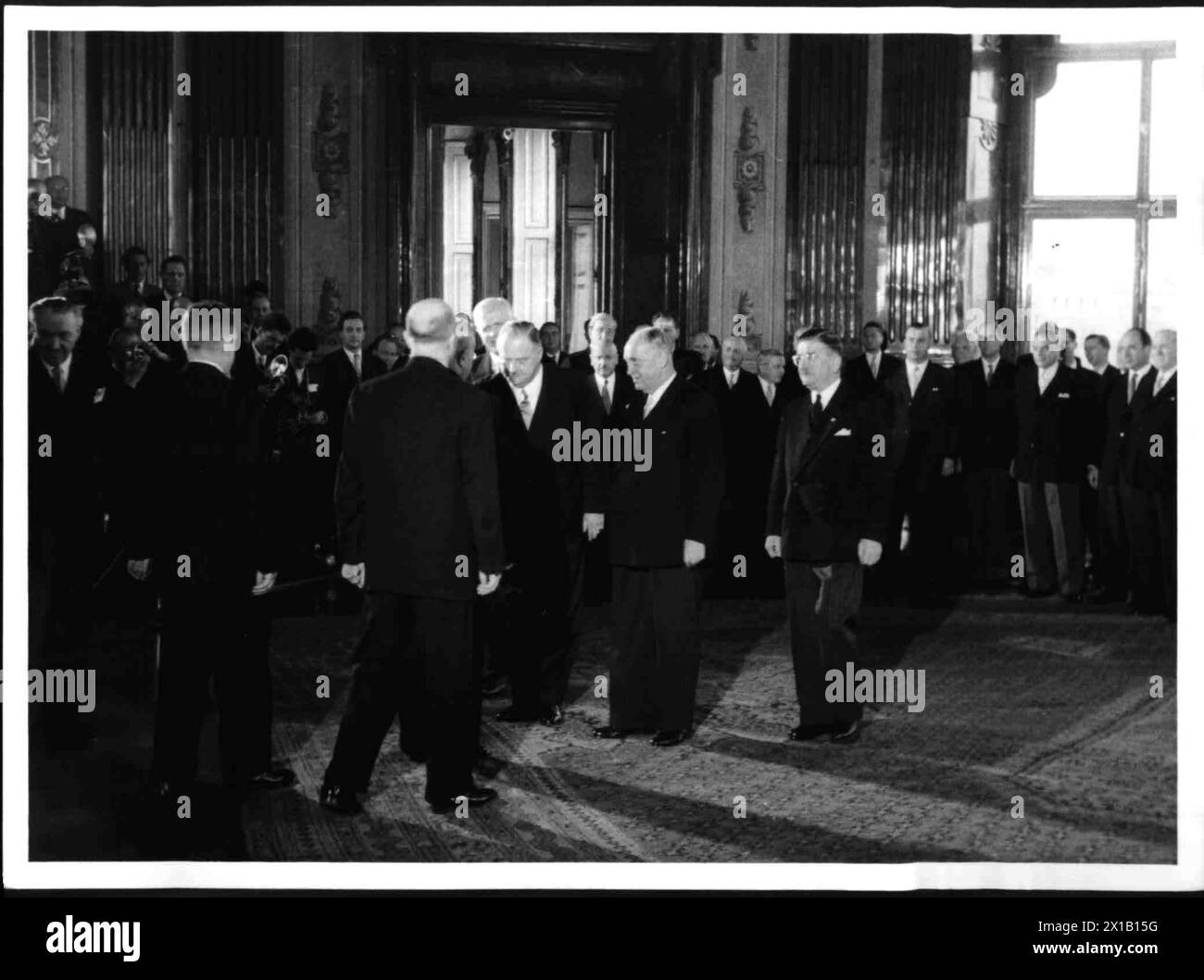 Treaty, Bundeskanzler Raab, vice chancellor Schaerf and foreign minister Figl greeting the foreign minister of the signatory countries, 15.05.1955 - 19550515 PD0063 - Rechteinfo: Rights Managed (RM) Stock Photo
