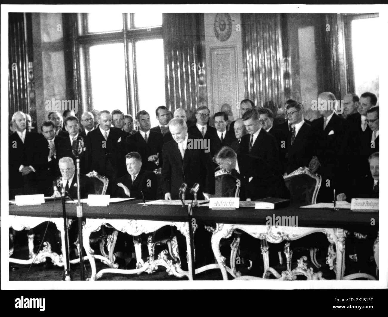 Treaty, The foreign minister have for dinner to the signing square. from left to right Dulles, Molotov, Figl and Macmillan. not in the picture total on the right the French foreign minister Pinay, 15.05.1955 - 19550515 PD0065 - Rechteinfo: Rights Managed (RM) Stock Photo