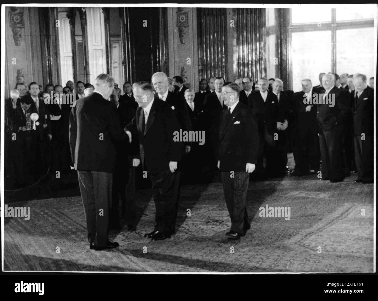Treaty, Bundeskanzler Raab and foreign minister Figl greeting the diplomat, 15.05.1955 - 19550515 PD0082 - Rechteinfo: Rights Managed (RM) Stock Photo