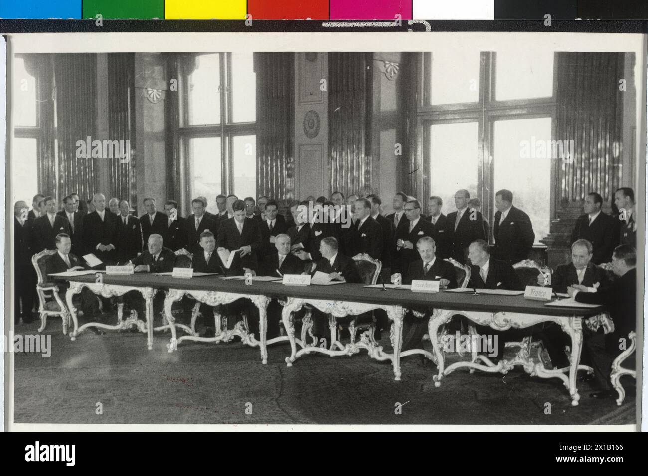 Treaty, The signing of the treaty. from left to right: Dulles, Molotov, Figel, Macmillan and Pinay, 15.05.1955 - 19550515 PD0064 - Rechteinfo: Rights Managed (RM) Stock Photo