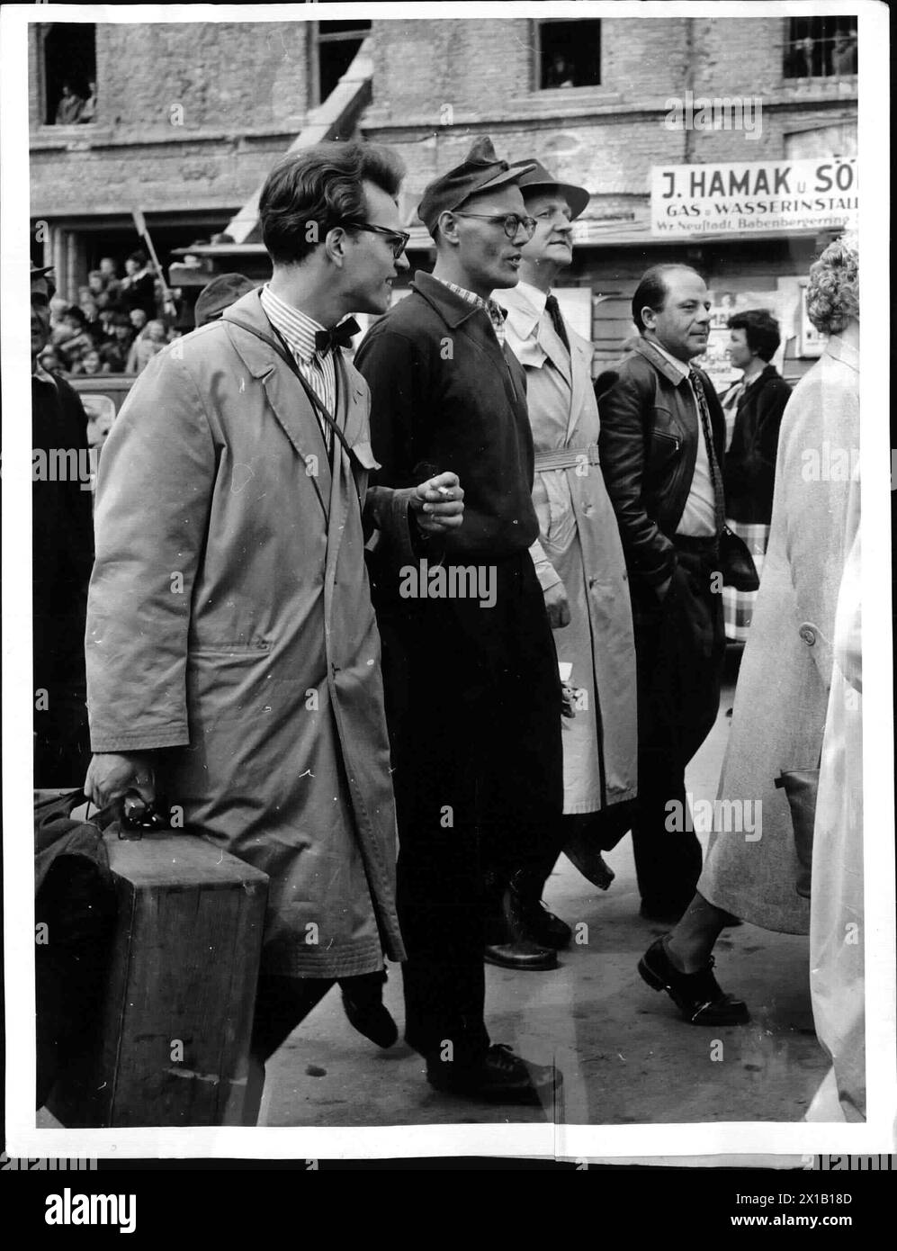 Home coming of Austrian prisoner of war, of the son of Arthur Seyss-Inquart is of some person from the station accompany, 04.06.1955 - 19550604 PD0005 - Rechteinfo: Rights Managed (RM) Stock Photo