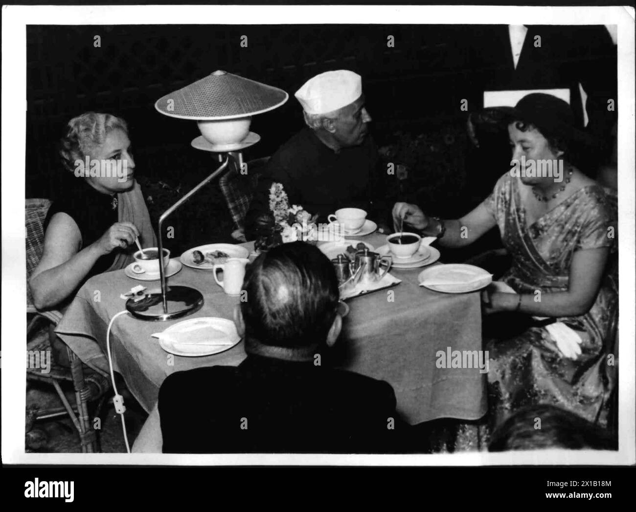 Nehru in Vienna, at table Prime Minister Nehru with his sister, woman Figl and with the back to the camera foreign minister Figl, 27.06.1955 - 19550627 PD0003 - Rechteinfo: Rights Managed (RM) Stock Photo