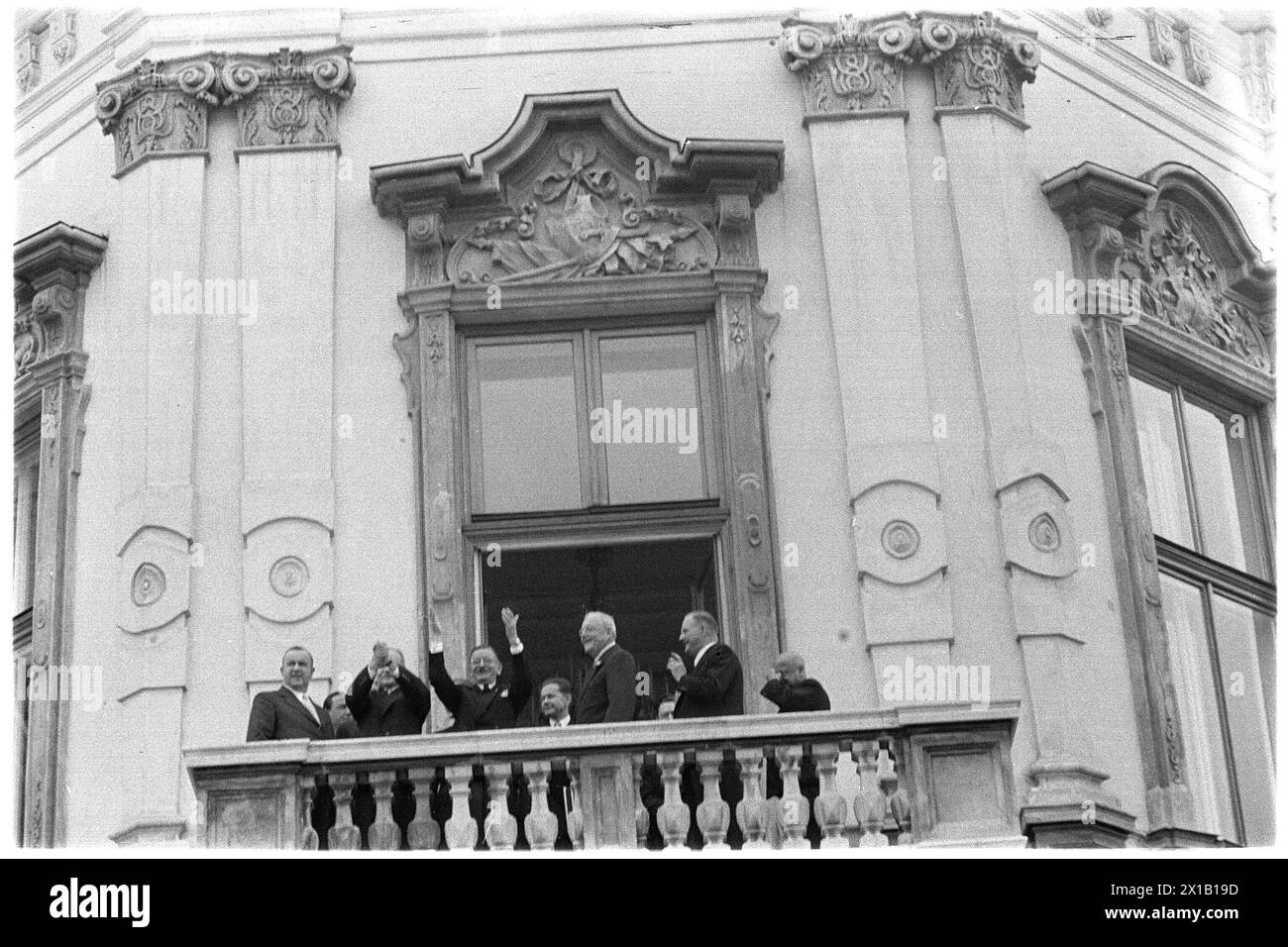 Treaty, to of the signing of the treaty treadle the foreign minister on the marginally small balcony of the Belvedere, from the on the left permanent secretary count, the foreign minister Macmillan, Figl, Dulles, Bundeskanzler Raab and foreign minister Molotov, 15.05.1955 - 19550515 PD0137 - Rechteinfo: Rights Managed (RM) Stock Photo