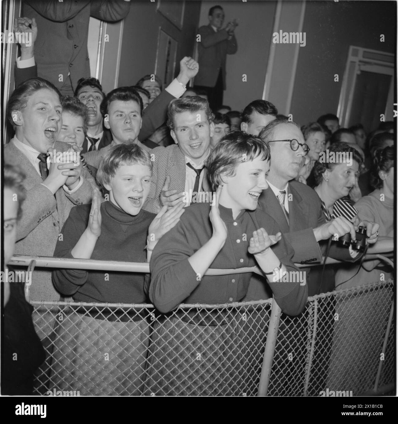 Armstrong in concert, bigot jubilate, applaud in the, Armstrong in concert, bigot jubilate, applaud in the concert hall-foyer. jazz with Louis Armstrong in the concert house, 28.12.1955 - 19551228 PD0016 - Rechteinfo: Rights Managed (RM) Stock Photo