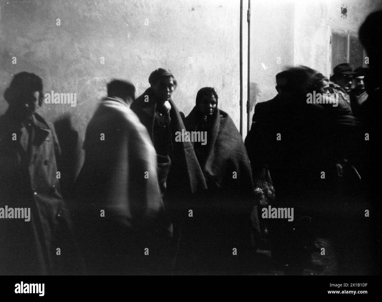 Hungary 1956, Hungarian refugees getting warm covers, 1956 - 19560101 PD2780 - Rechteinfo: Rights Managed (RM) Stock Photo