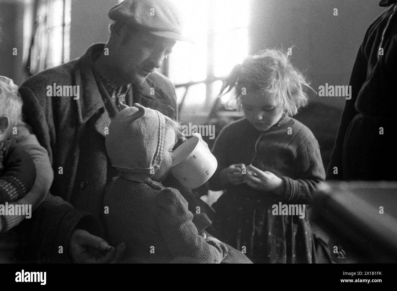 Fugitive, Hungarian refugees in Austria, after the national uprising in Hungary: guest lounge in the refugee camp Traiskirchen in Lower Austria, 20.11.1956 - 19561120 PD0004 - Rechteinfo: Rights Managed (RM) Stock Photo