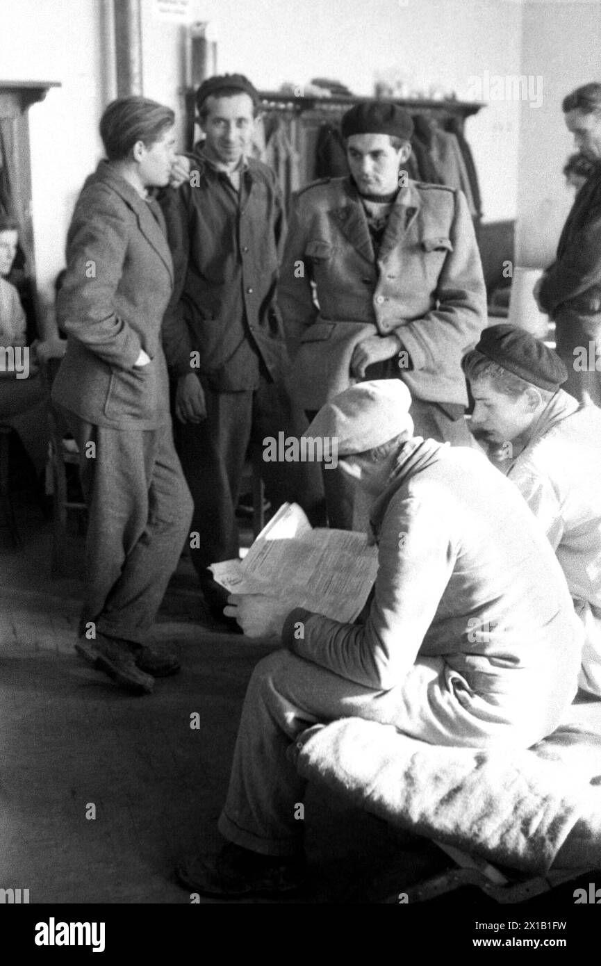Fugitive, Hungarian refugees in Austria, after the national uprising in Hungary: guest lounge in the refugee camp Traiskirchen in Lower Austria, 20.11.1956 - 19561120 PD0005 - Rechteinfo: Rights Managed (RM) Stock Photo