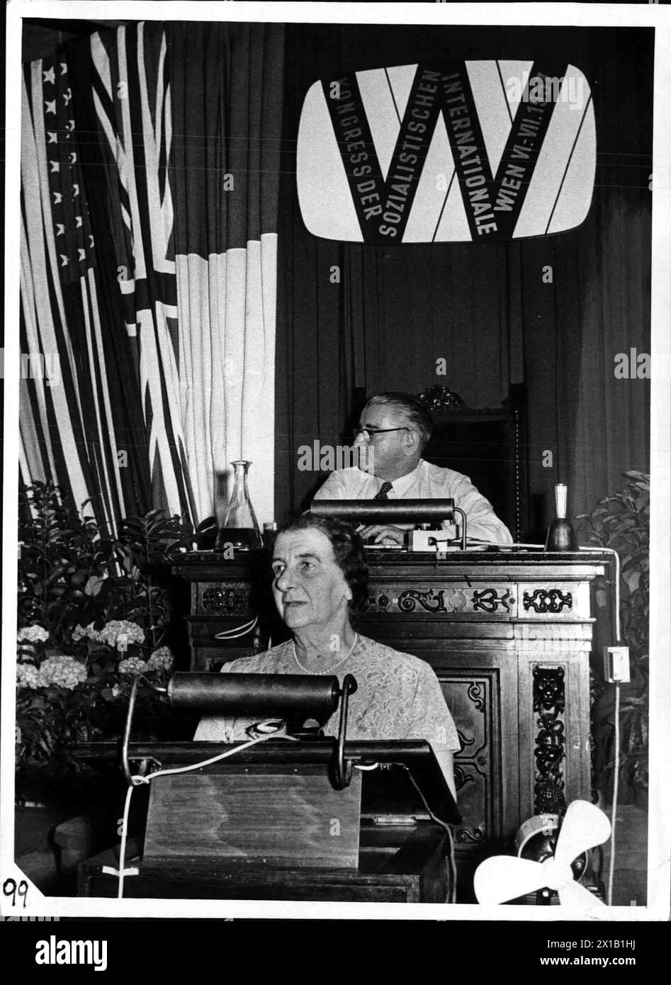 Meeting of the socialistic international in the country home, meeting of the socialistic international in the country home, Golda Meir at a oration, of the chairman of the meeting, behind it the logo of the event, marginally sundry ensign, 1957 - 19570101 PD2583 - Rechteinfo: Rights Managed (RM) Stock Photo