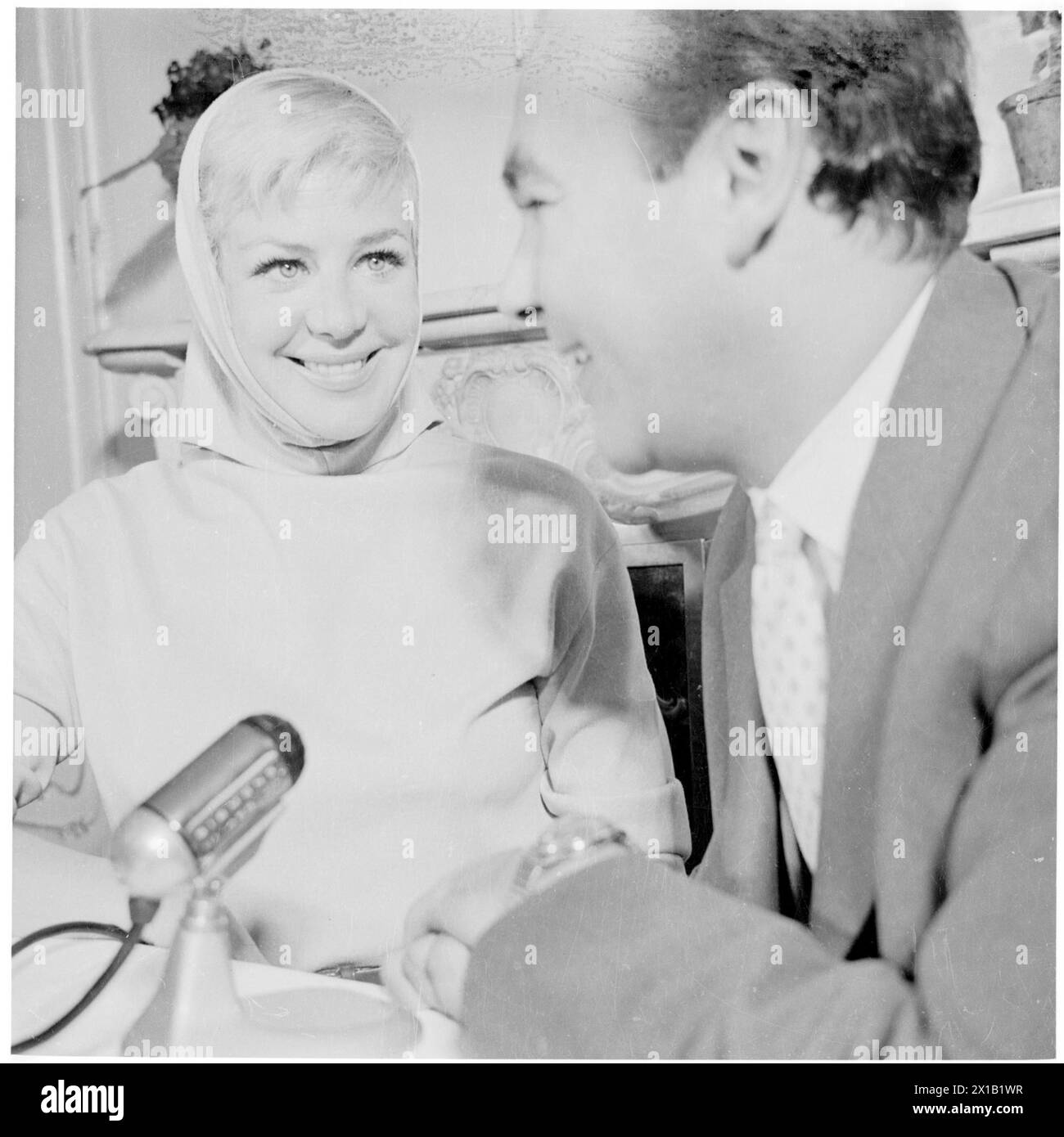 Hildegard Knef in interview. Hildegard Knef in Vienna, 1958 19580101