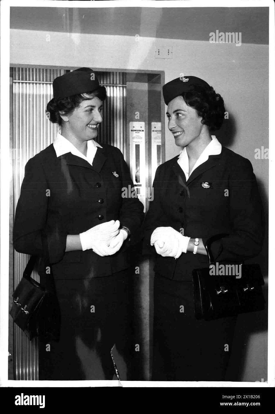 Two stewardess of the ow in her new uniform, 1959 - 19590101 PD2539 - Rechteinfo: Rights Managed (RM) Stock Photo