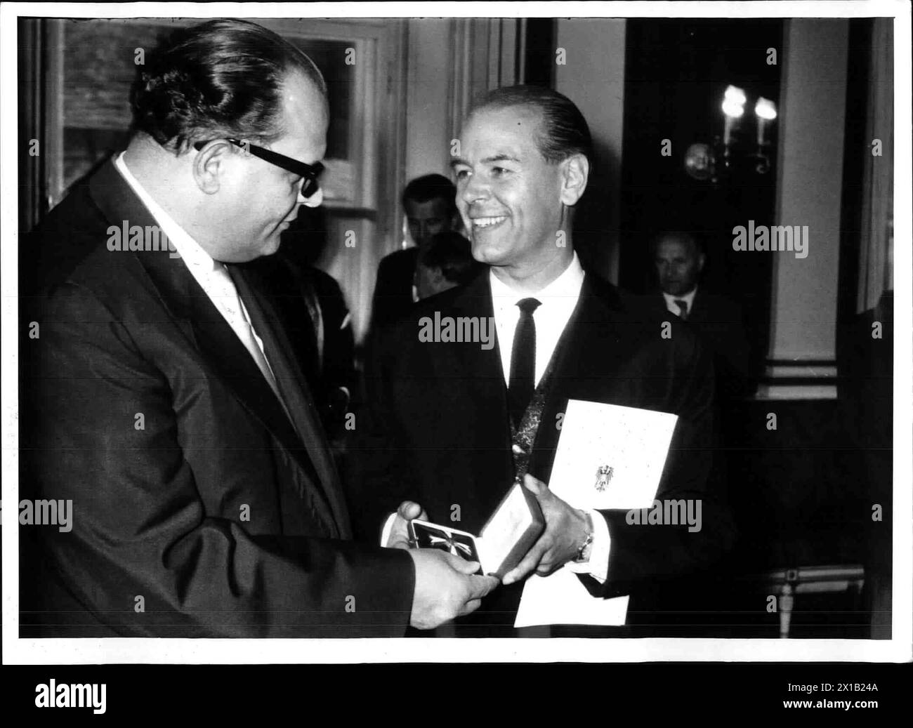motion picture actor O. W. Fischer at the award ceremony., motion picture actor O. W. Fischer during the awarding of the Austrian badge of honour for science and fine arts, committal of the badge of honour by minister Drimmel, 29.07.1960 - 19600729 PD0005 - Rechteinfo: Rights Managed (RM) Stock Photo