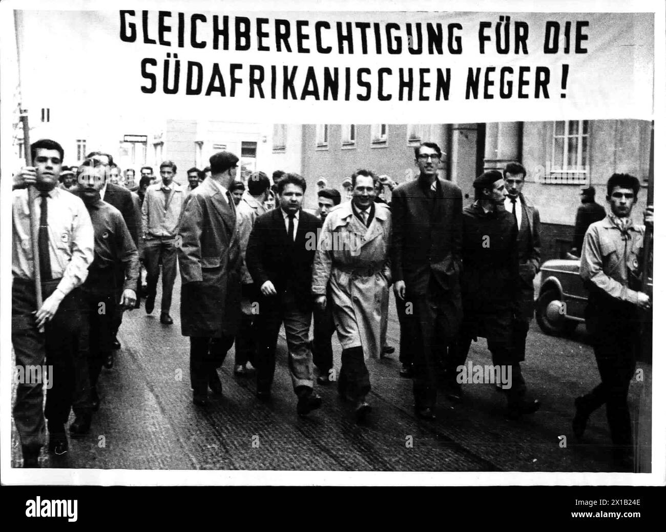 Demonstration against South African racial politics, students demonstrate in front of the legation of the South African Union against the South African racial politics, you defray of a banner with the inscription 'Gleichberechtigung fuer die Suedafrikanischen Neger' ', 23.04.1960 - 19600423 PD0004 - Rechteinfo: Rights Managed (RM) Stock Photo