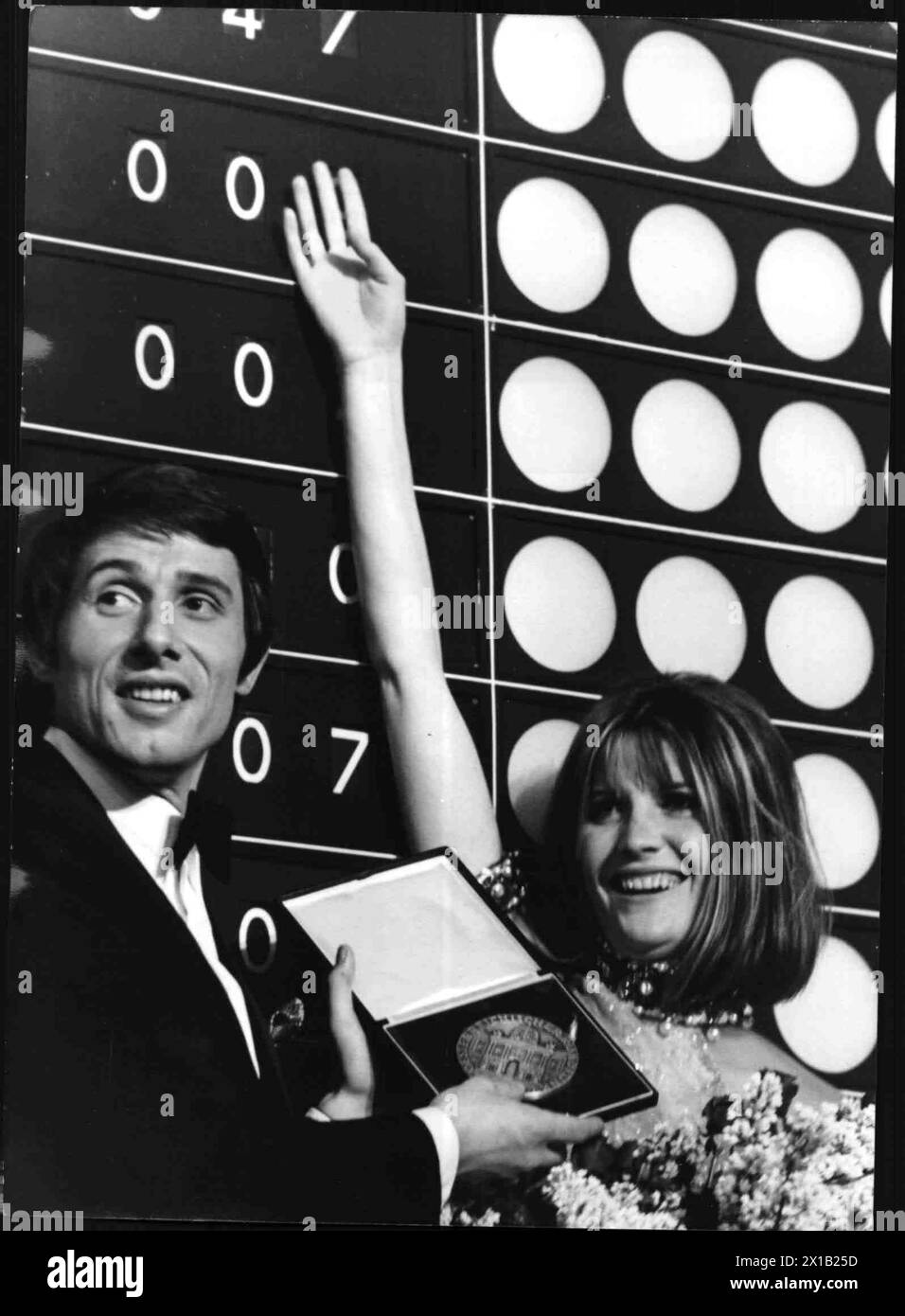 Udo Juergen and Sandie Shaw during song contest 1967 in Vienna, 1967 - 19670101 PD1469 - Rechteinfo: Rights Managed (RM) Stock Photo