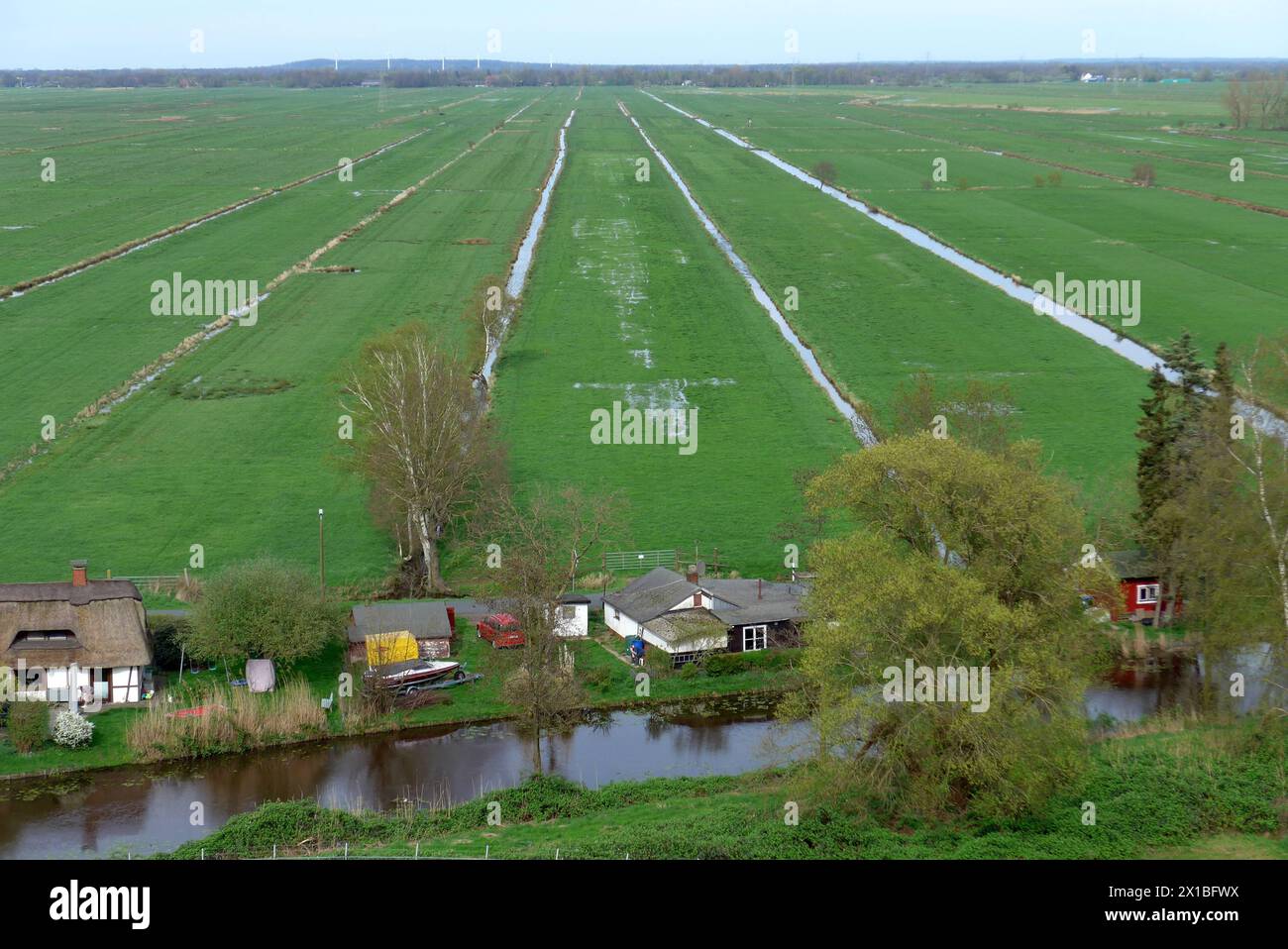 Blick vom stillgelegten Müllberg der Blocklanddeponie auf das Bremer Blockland. Im Vordergrund die Kleine Wümme. *** View of the Bremen Blockland from the disused waste mountain of the Blockland landfill site The Kleine Wümme in the foreground Stock Photo