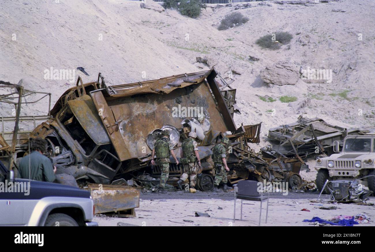 1st April 1991 U.S. Army soldiers on the “Highway of Death”, the main highway from Kuwait City to Basra. Stock Photo