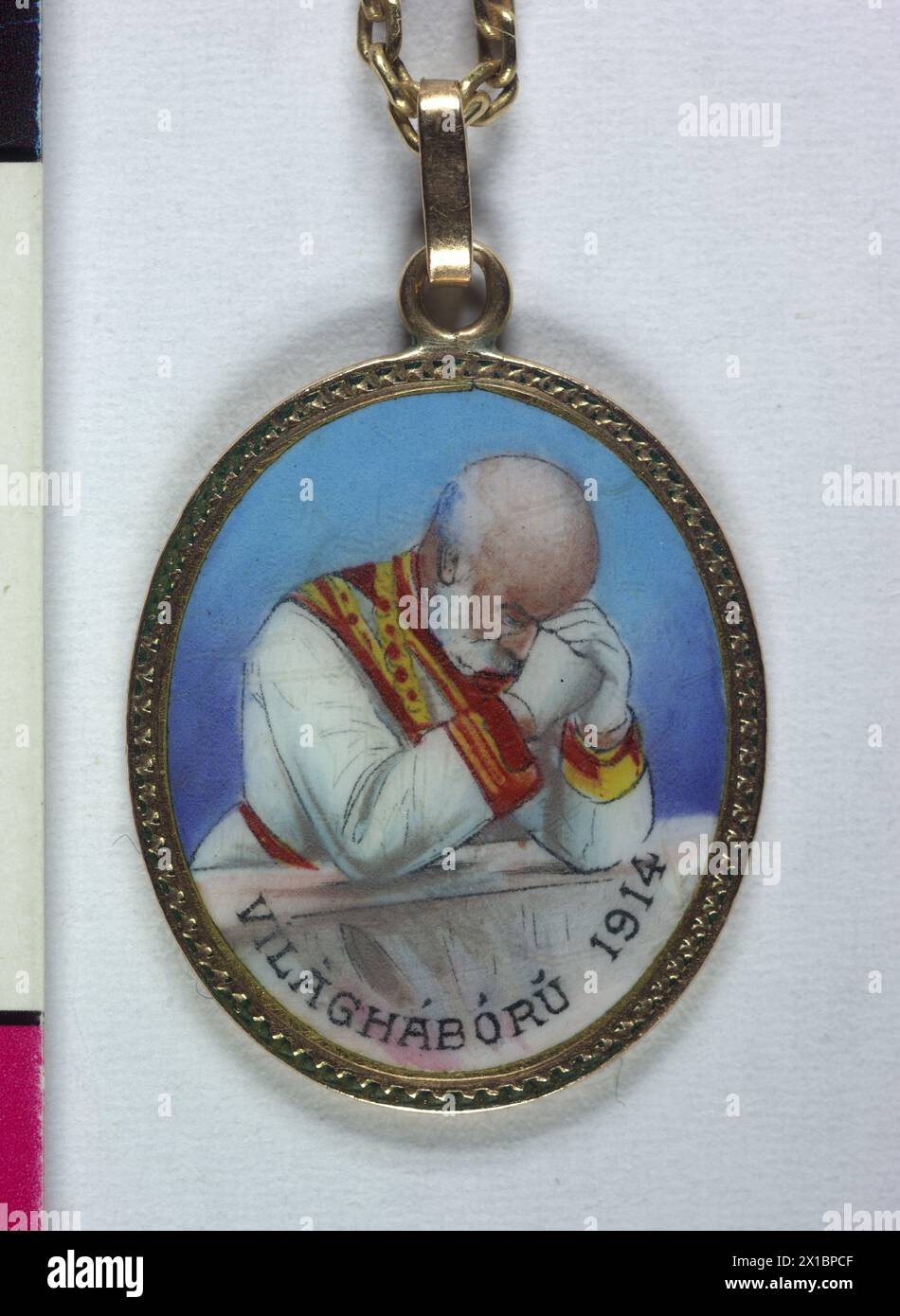 Emperor Franz Joseph I- patriotic pendants, gold, enamel, at golden necklace picture of the praying emperor with Hungarian inscription 'VILAGHABORU 1914' (= world war 1914) on the reverse side Hungarian inscription: 'ISTENNEL / KIRALYERT / ES / HAZAERT' (with God / for the King / and / home country), - 19140101 PD9706 - Rechteinfo: Rights Managed (RM) Stock Photo