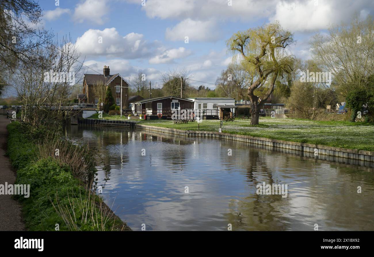 The lock keeper's cottage and the St Margarets marina on the River Lea at Stanstead Abbotts in Hertfordshire Stock Photo