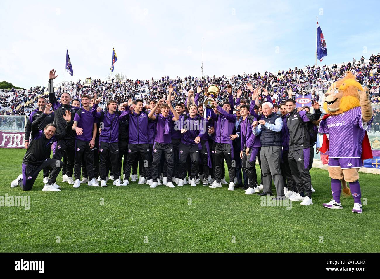 Florence, Italy. 15th Apr, 2024. ACF Fiorentina Primavera team celebrate the victory of Coppa Italia Primavera during ACF Fiorentina vs Genoa CFC, Italian soccer Serie A match in Florence, Italy, April 15 2024 Credit: Independent Photo Agency/Alamy Live News Stock Photo
