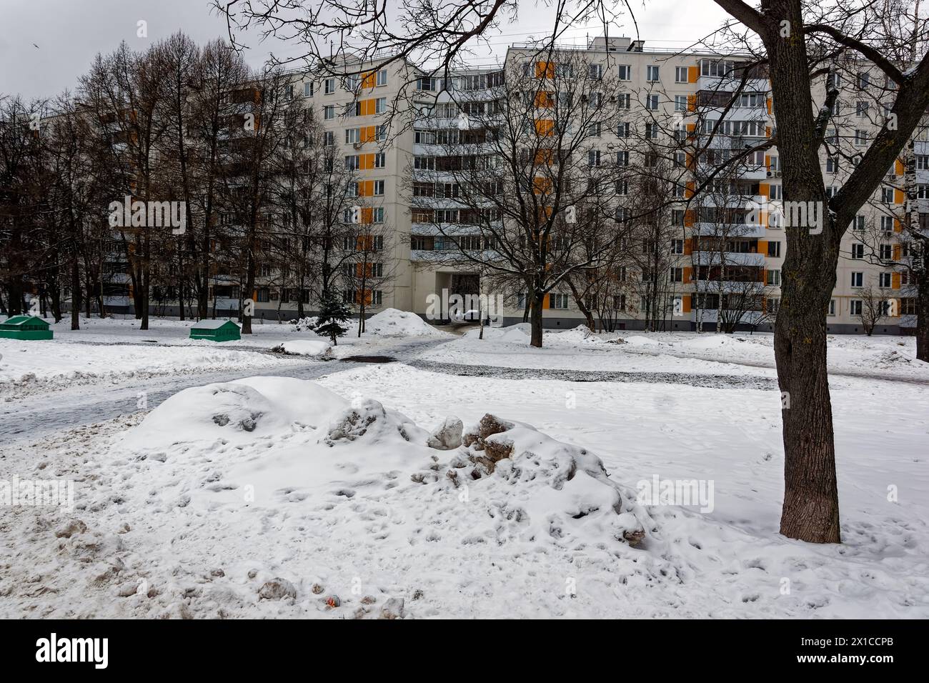 Snow-covered paths in a residential area of Moscow, in winter Stock Photo