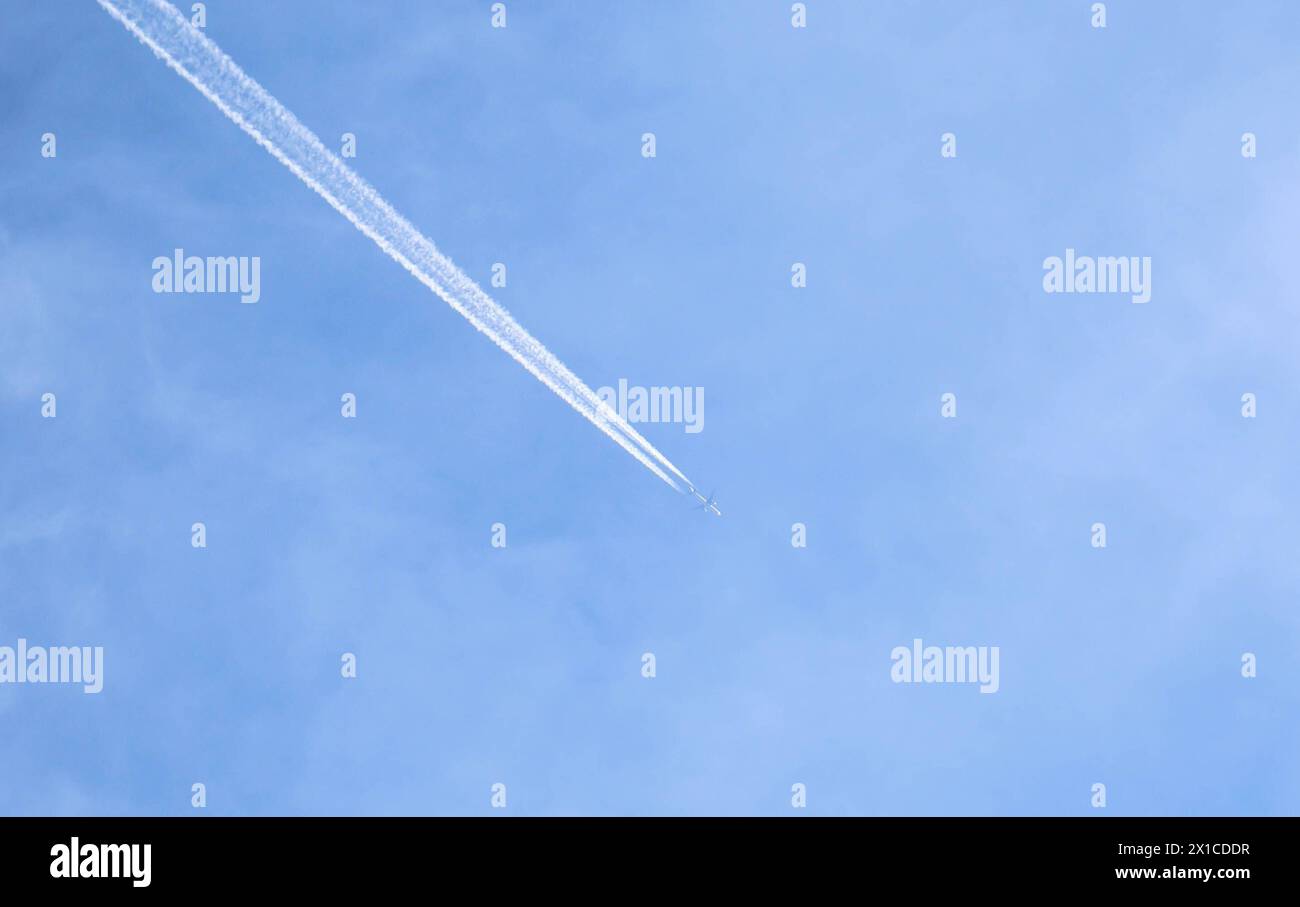 Himmel 11.04.2024, Ostramondra, ein Flugzeug bildet einen Kondensstreifen, der sich verbreitert *** Sky 11 04 2024, Ostramondra, an airplane forms a contrail that widens Stock Photo