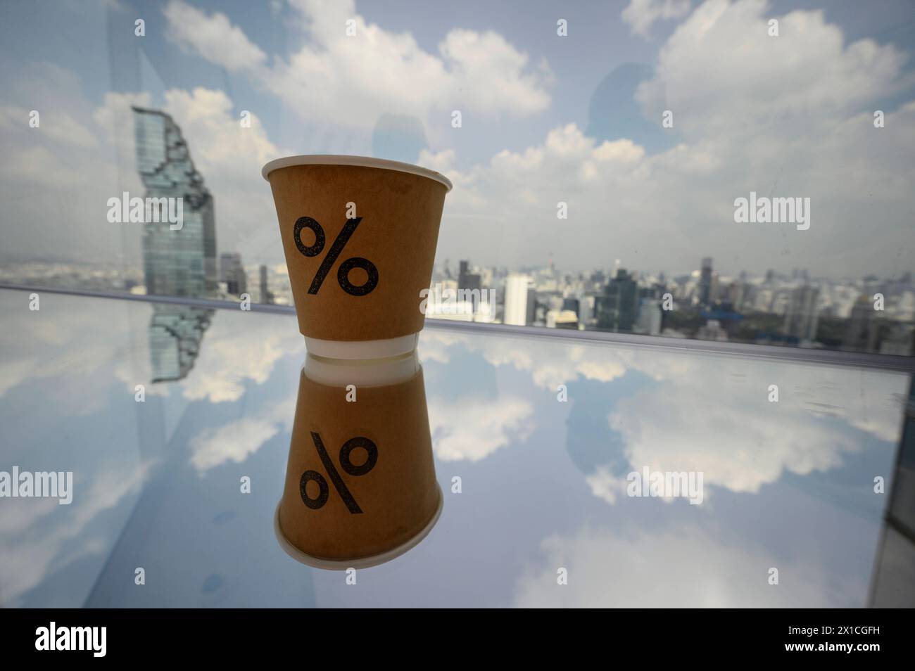 Papp-Kaffebecher und Ausblick aus dem %Arabica CafÃ im 55. Stock des ...