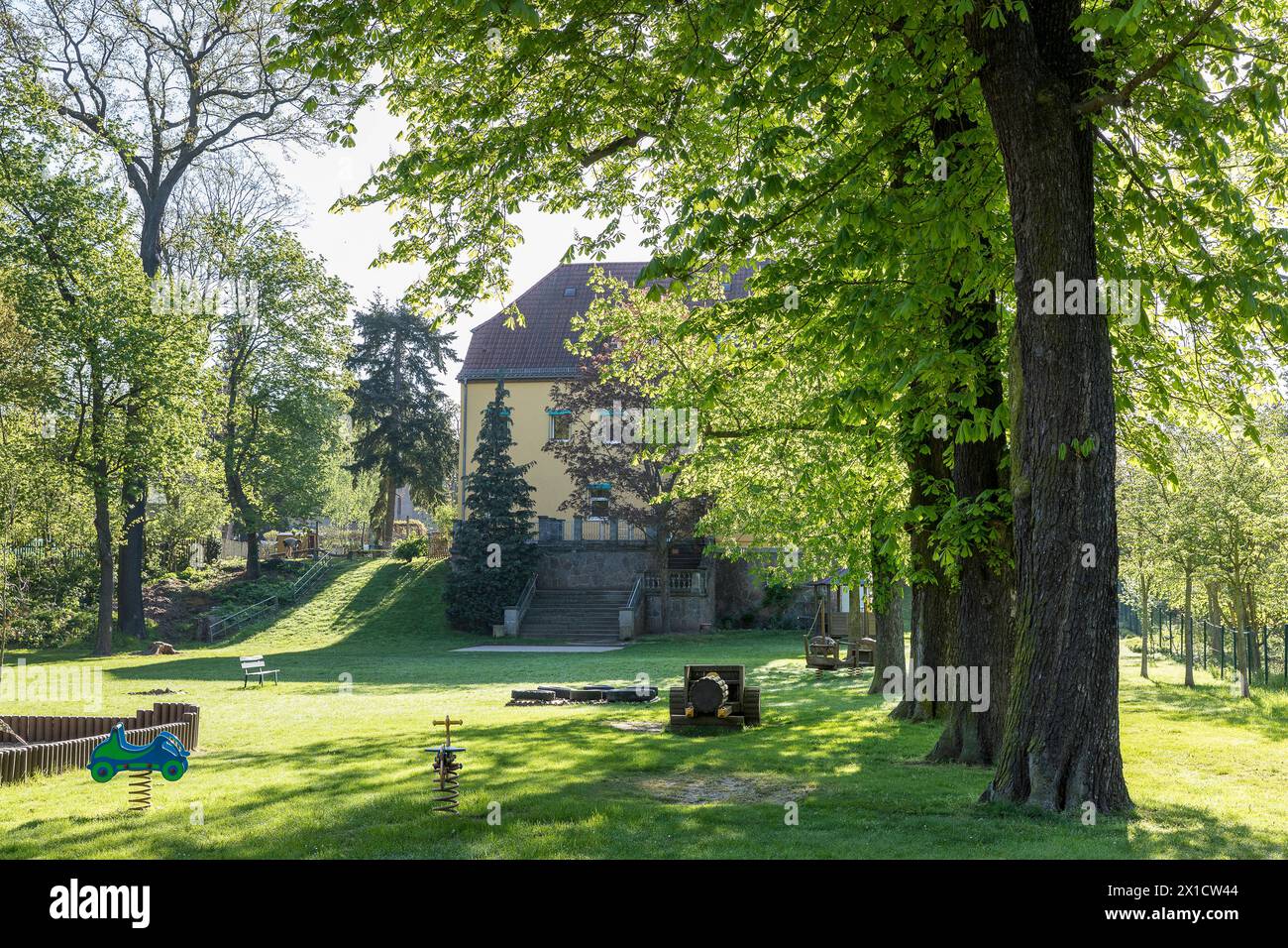 heutiger Kindergarten, ehemaliges Gutshaus mit Kastanienallee Aesculus