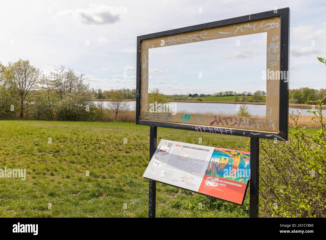 Rahmen mit Ausblick auf den Dippelsdorfer Teich und Informationstafel