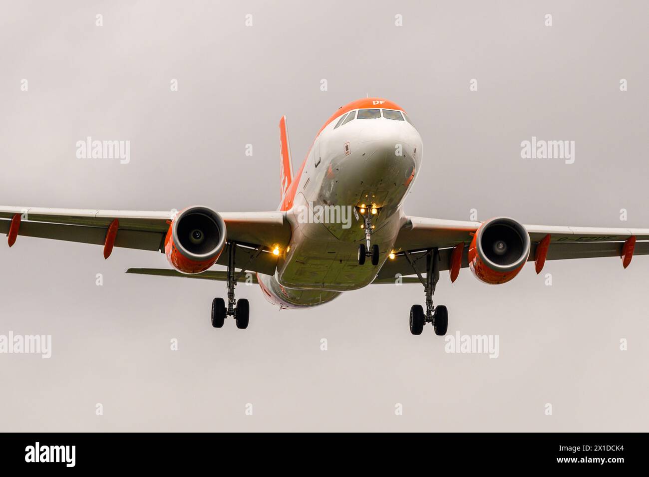An Easyjet Airbus A319-100 on final approach to runway 15 at Birmingham Airport, Birmingham, England Stock Photo