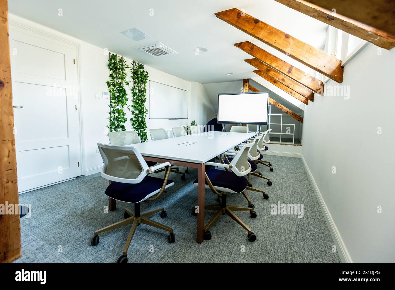 Long conference table hi-res stock photography and images - Alamy