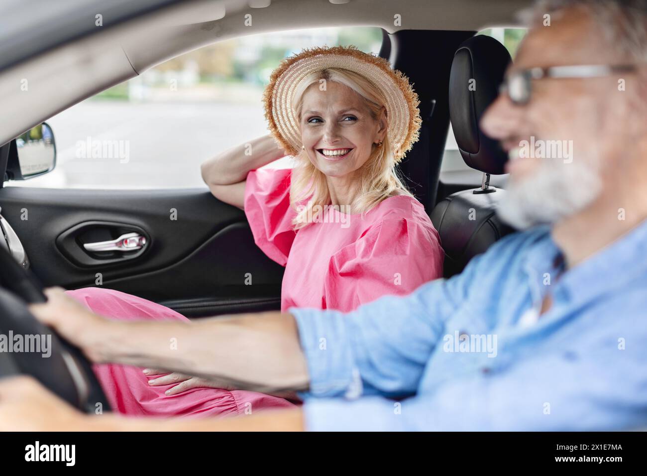 Smiling elderly senior couple hi-res stock photography and images - Alamy