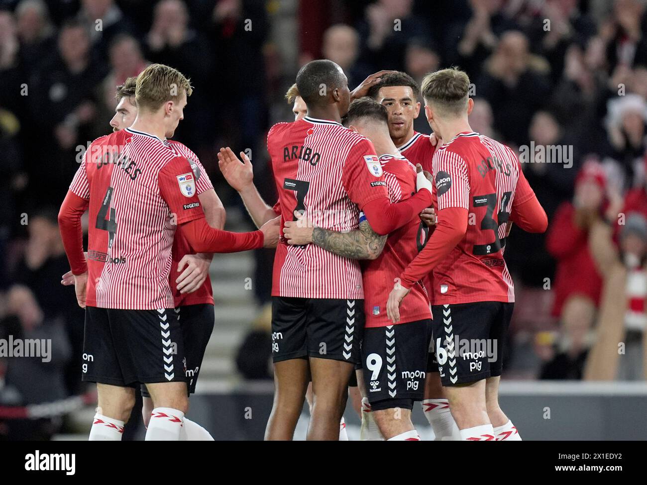 Southampton's Che Adams (second right) is congratulated by his team mates after scoring the first goal of the game during the Sky Bet Championship match at St Mary's Stadium, Southampton. Picture date: Tuesday April 16, 2024. Stock Photo