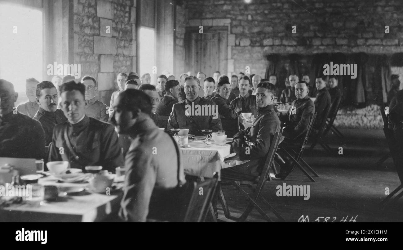 21st Grand Div. Transportation Corps, Camp Pullman, France. Eating Xmas dinner at officers mess ca. December 25, 1918 Stock Photo