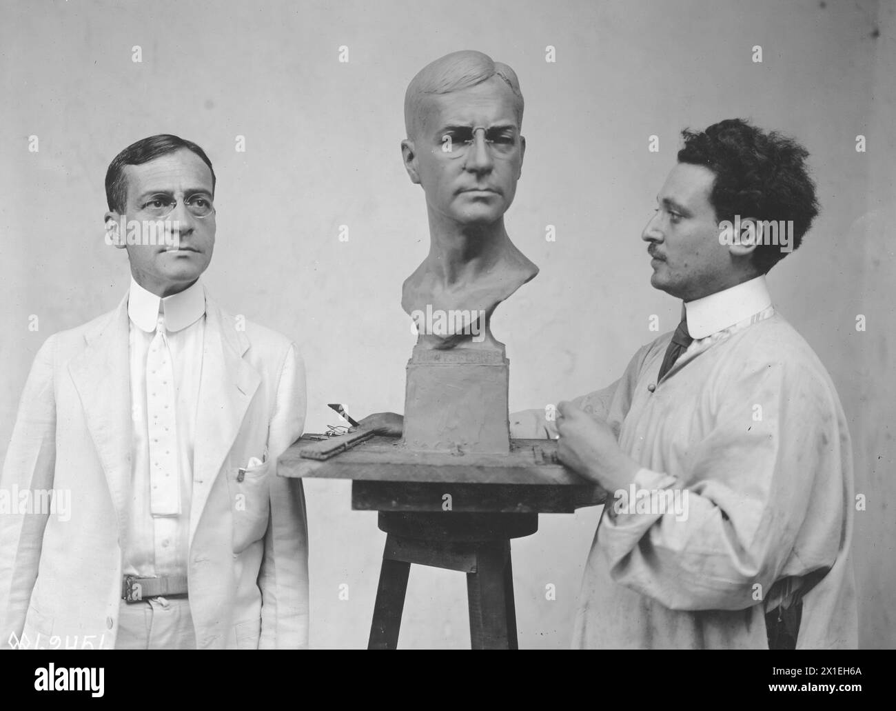 Secretary of War, Newton D. Baker and sculptor E. Scarpitti with bust of Baker ca. 1919 Stock Photo