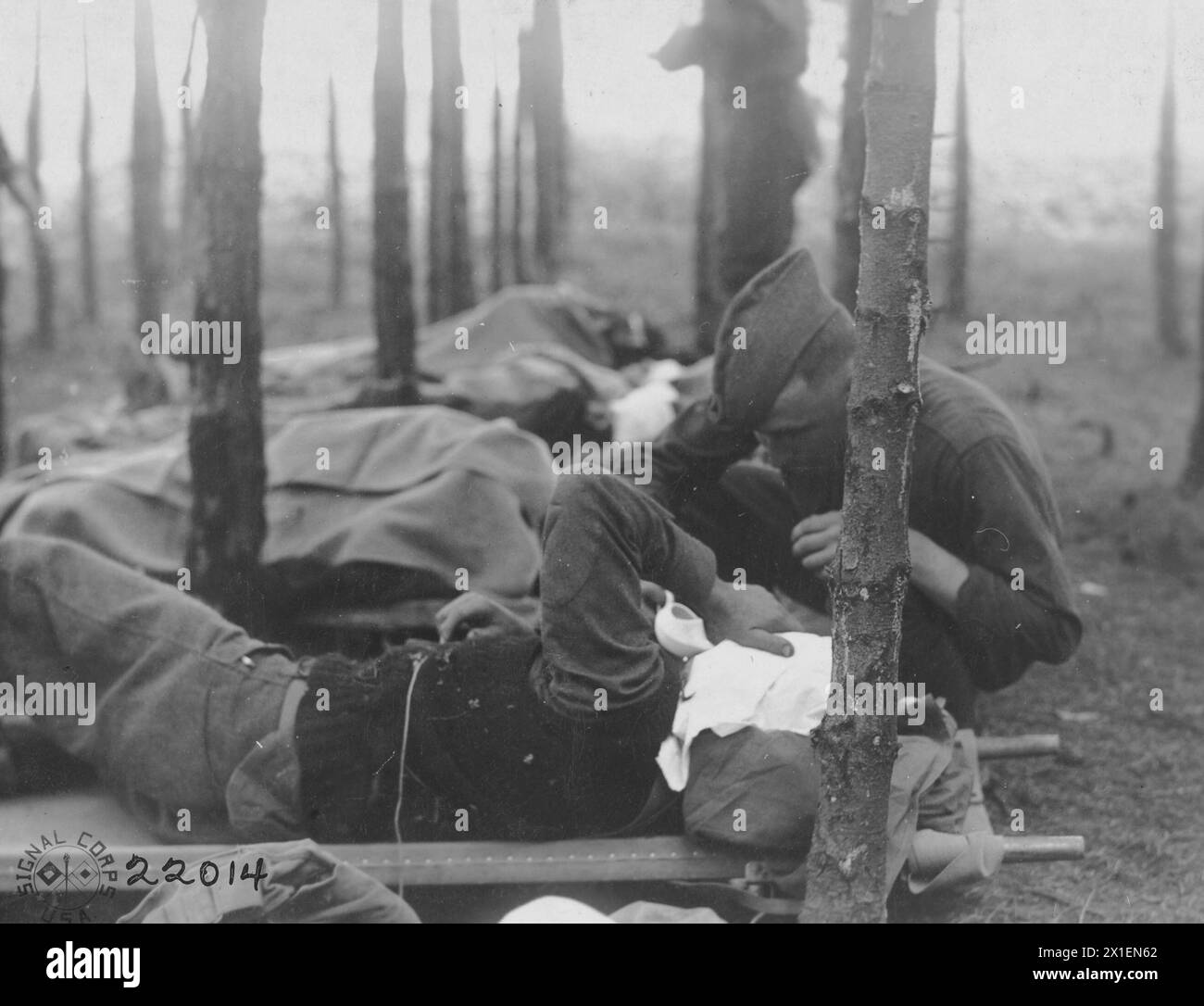 A medical attendant giving water to gassed patients of the 82nd and 89th Divisions, north of Royaumeix, France ca. 1918 Stock Photo