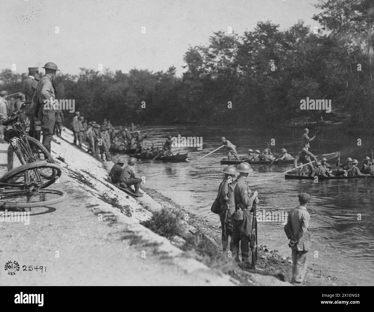 Italian soldiers in pontoons on a river back of the Piave front ...