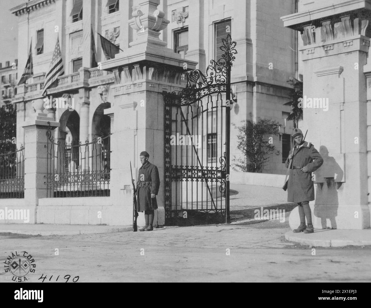 American and Italian guards at the gate of the governor's palace in Fiume, Italy ca. 1918 Stock Photo