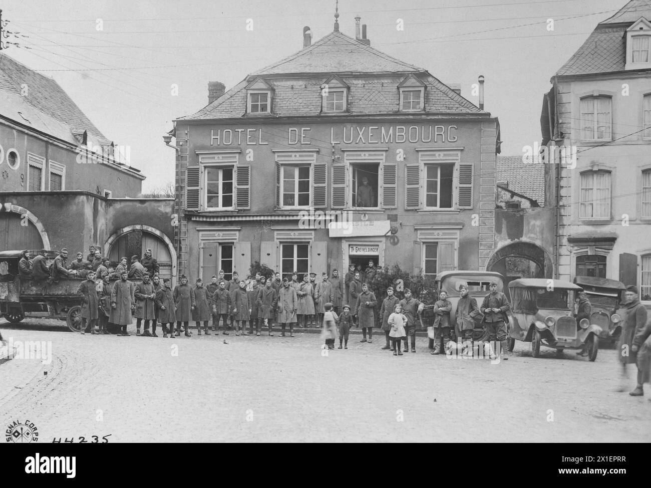 World War I Photos: 33rd Division establishing headquarters, soldiers ...