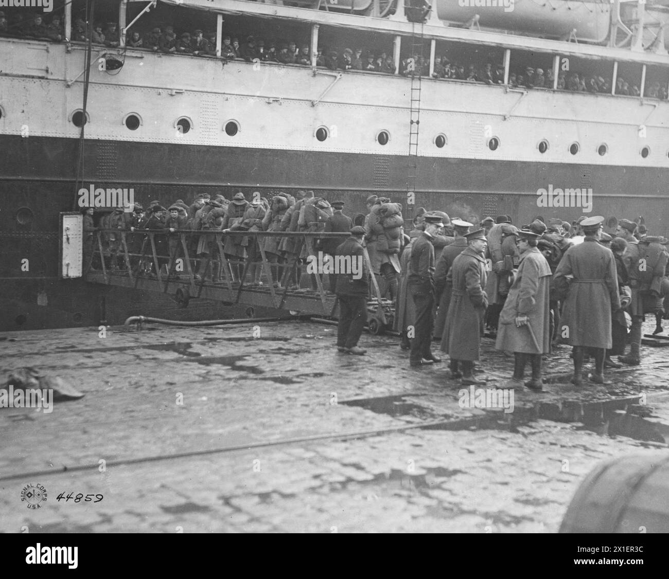 Soldiers from the 337th field artillery, 88th division, file aboard 'Rochambeau' in the port of Bordeaux France ca. 1919 Stock Photo