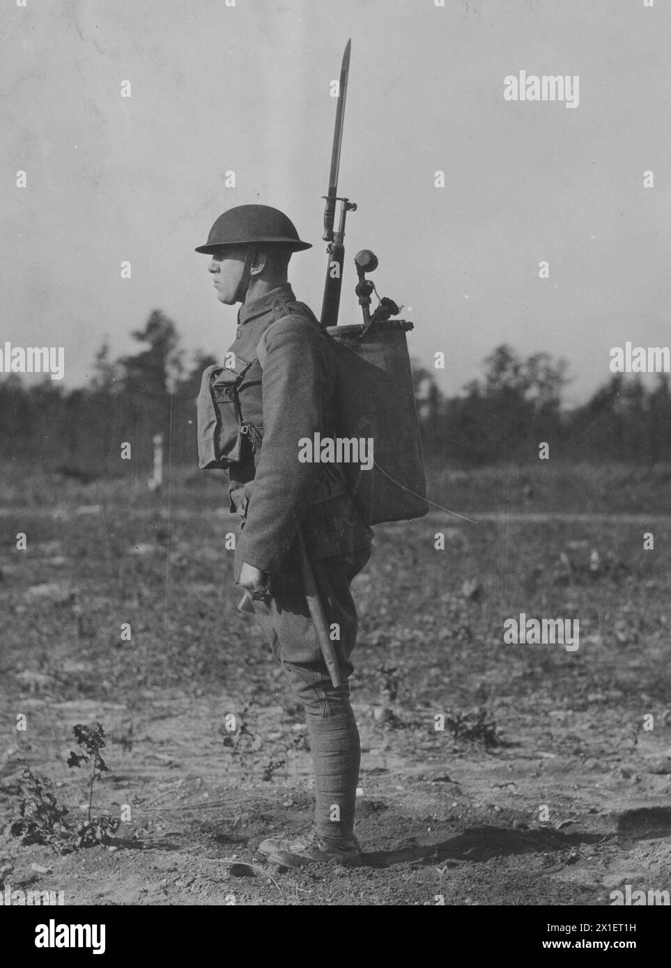 Soldier equipped with gas mask, helmet, rifle and carrying toxic gas cylinder, Mark I, on back ca. 1918-1919 Stock Photo