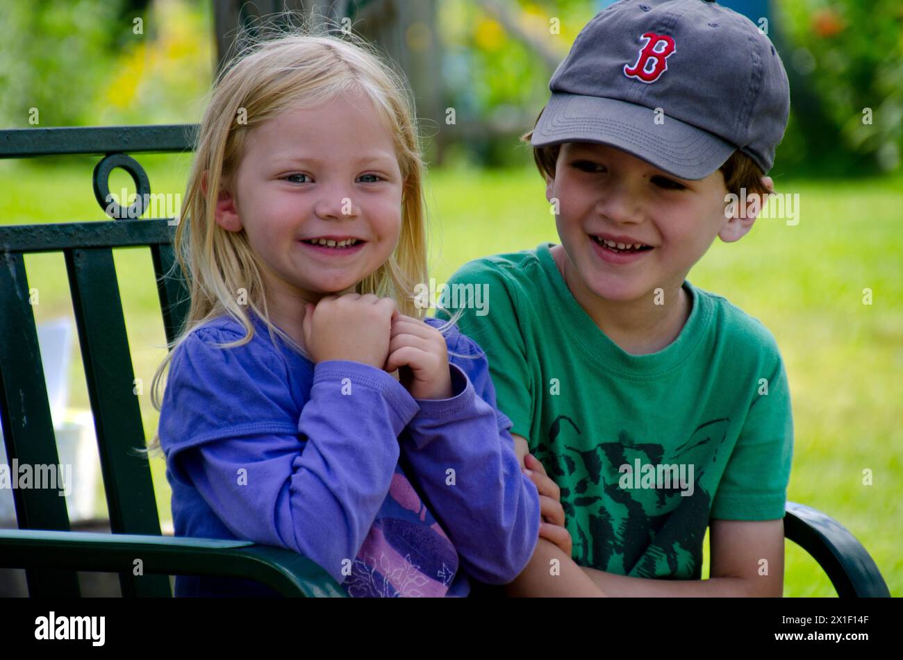 Kids community garden hi-res stock photography and images - Alamy