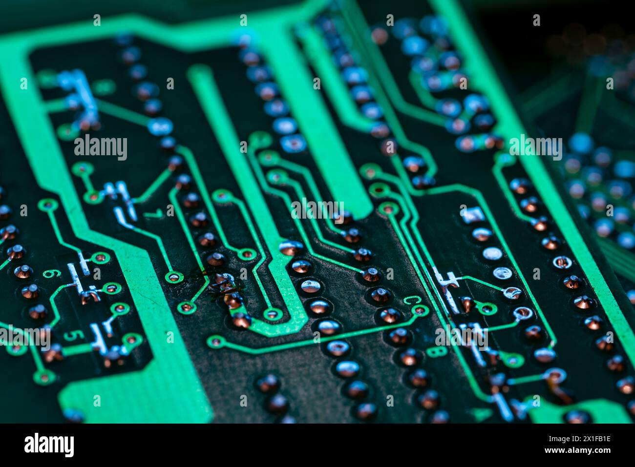 Detalle de múltiples de circuitos impresos de una placa electrónica de color verde Stock Photo