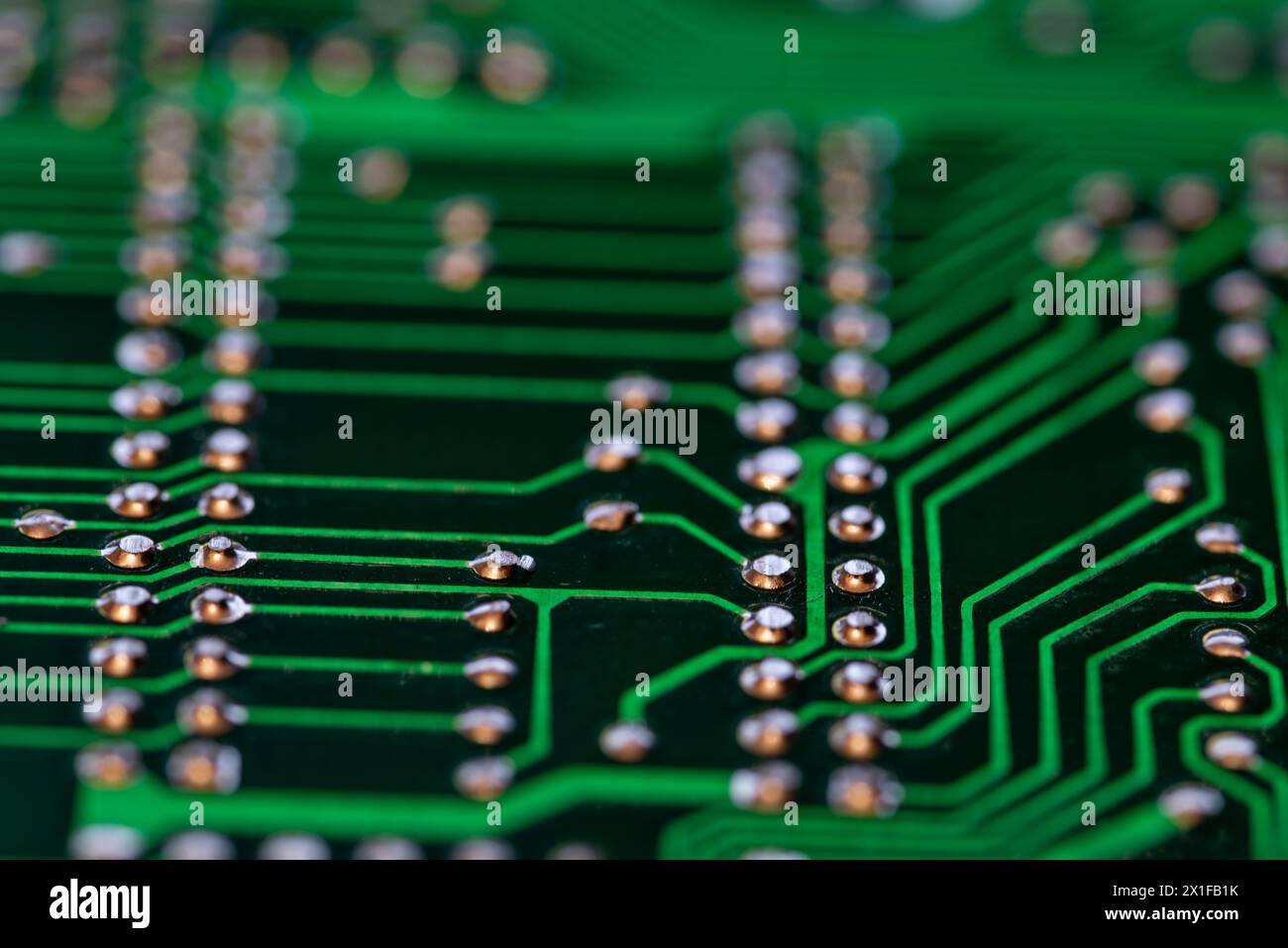 Detalle de múltiples de circuitos impresos de una placa electrónica de color verde Stock Photo