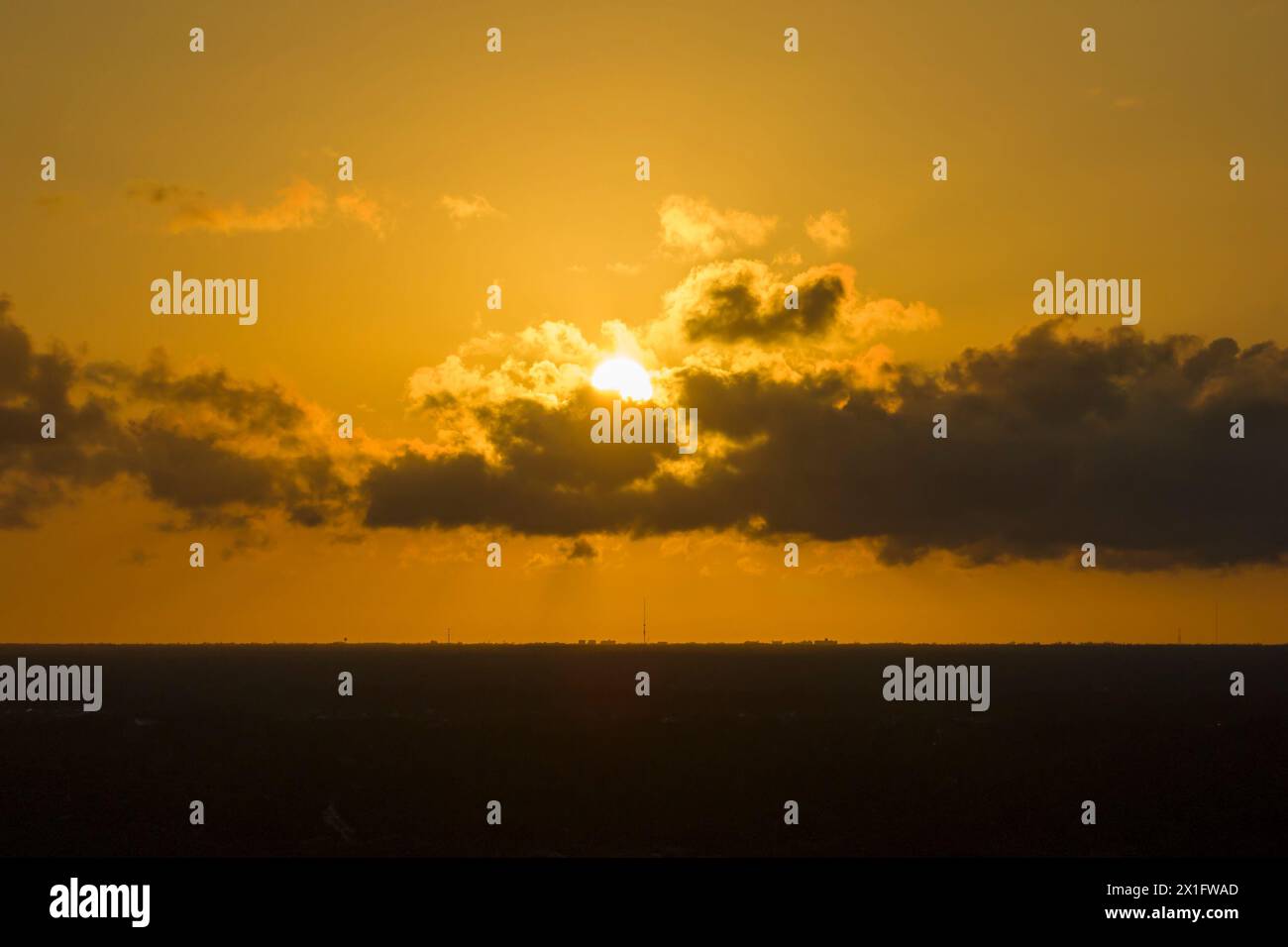 Sun rising over horizon hot hi-res stock photography and images - Alamy