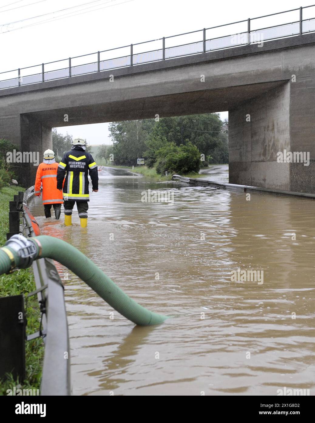 Austrian fire rescue workers pump off water in a flooded street between Boeheimkirchen and Kirchstetten, Lower Austria on 23 June 2009. Several days of torrential rains have led to floods in Austria and Austrian Federal Chancellor Werner Faymann said on 23 June that 10,000 soldiers were on call to deal with flooding after forecasts rose fears of more of the heavy rains - 20090623 PD0791 - Rechteinfo: Rights Managed (RM) Stock Photo