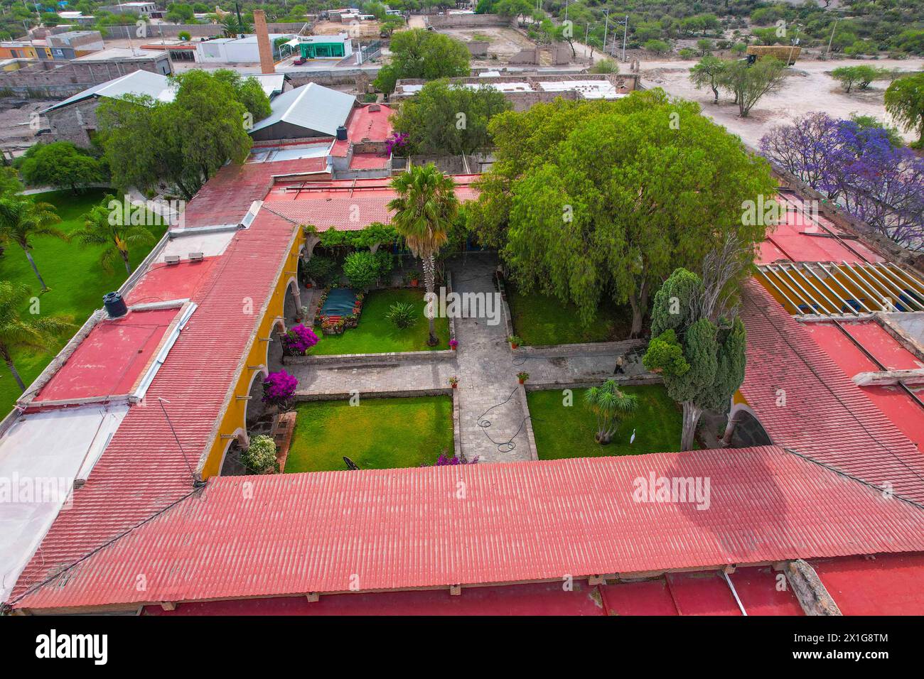 Aerial view of locality or town El Peñasco, San Luis Potosí Mexico. Peñasco Farm and Our Lady of Guadalupe Church Potosino Altiplano , Mexican Altiplanicie (Photo By Luis Gutierrez/ North Photo)   Vista aerea de localidad o pueblo  El Peñasco, San Luis Potosí Mexico.  Hacienda de Peñasco e iglecia de Nuestra Señora de Guadalupe altiplano Potosino , altiplanicie mexicana (Photo By Luis Gutierrez/ Norte Photo) Stock Photo