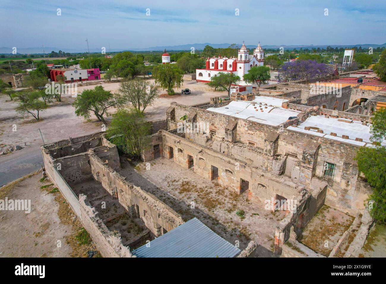 Aerial view of locality or town El Peñasco, San Luis Potosí Mexico. Peñasco Farm and Our Lady of Guadalupe Church Potosino Altiplano , Mexican Altiplanicie (Photo By Luis Gutierrez/ North Photo)   Vista aerea de localidad o pueblo  El Peñasco, San Luis Potosí Mexico.  Hacienda de Peñasco e iglecia de Nuestra Señora de Guadalupe altiplano Potosino , altiplanicie mexicana (Photo By Luis Gutierrez/ Norte Photo) Stock Photo