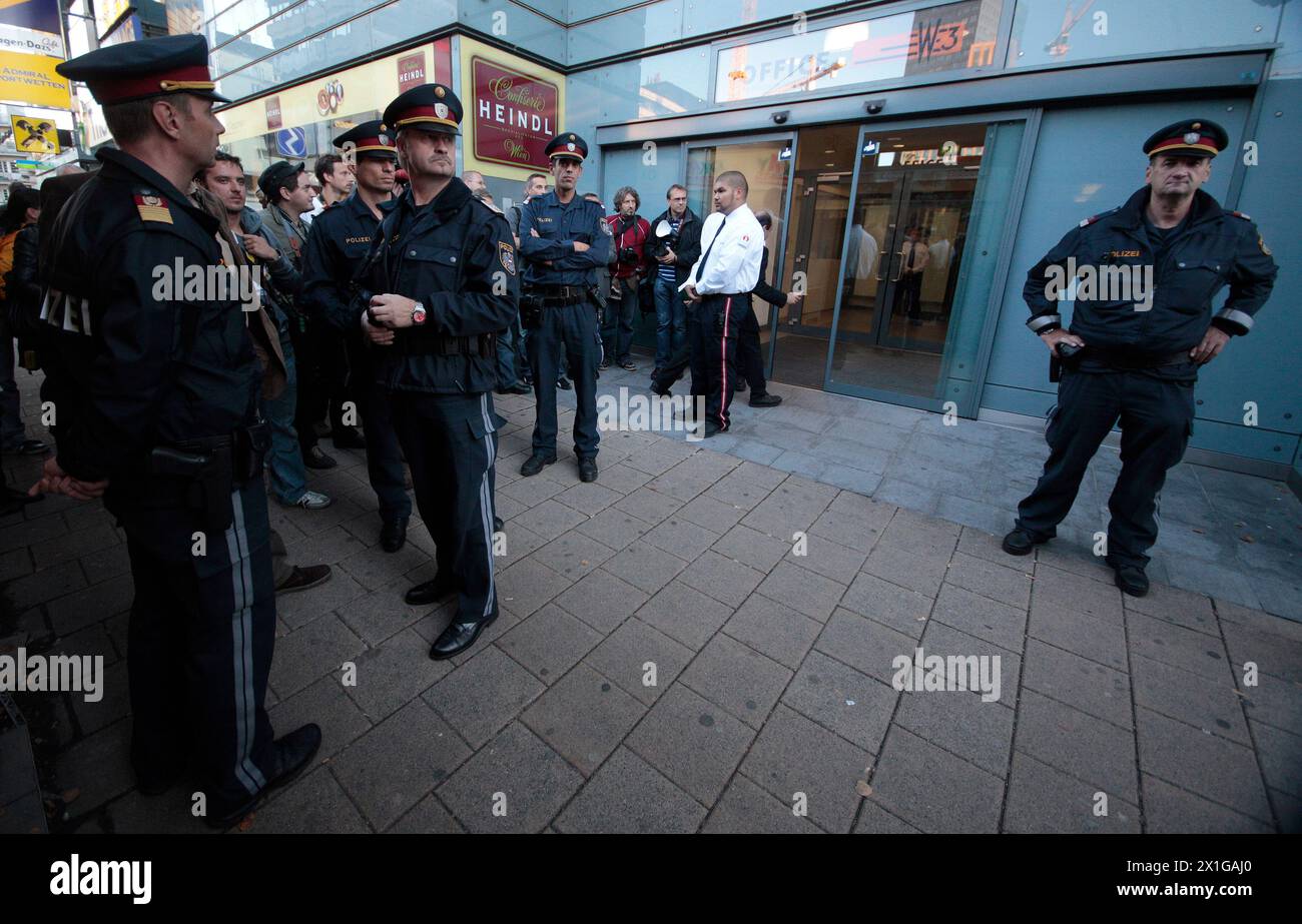 Austrian Natascha Kampusch presents her autobiography entitled '3096 days' in the bookstore 'Thalia' in Vienna on 9 September 2010. In the picture: policemen and securities in front of the book store. Kampusch was kidnapped at the age of 10 and held in a cellar for over eight years. - 20100909 PD1492 - Rechteinfo: Rights Managed (RM) Stock Photo