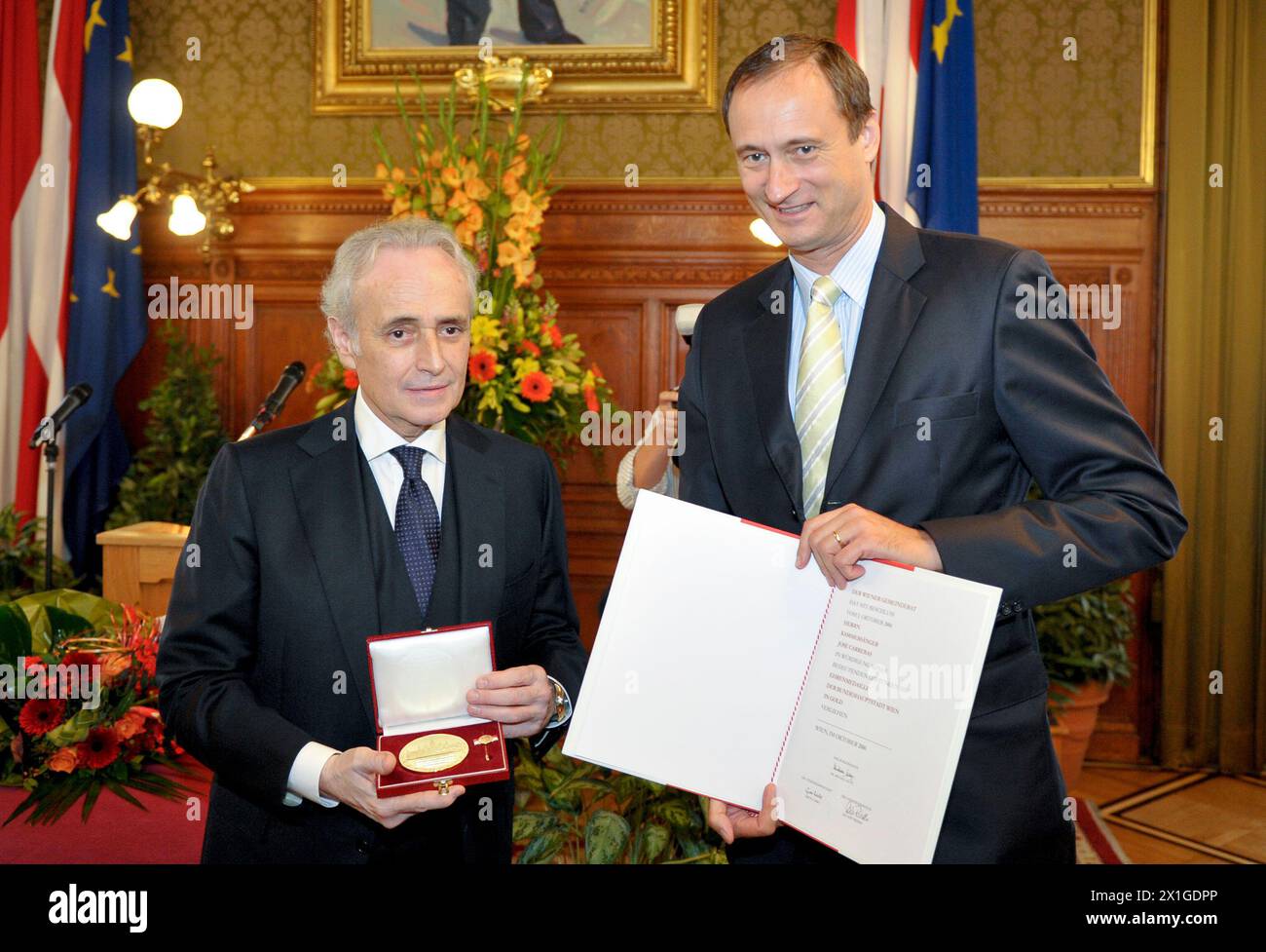 Spanish Catalan tenor José (Josep) Carreras is awarded the golden medal of honour of the city of Vienna in a ceremony in Vienna city hall on 13 October 2011.  In the picture: Jose Carreras with Andreas Mailath-Pokorny (l). - 20111013 PD1345 - Rechteinfo: Rights Managed (RM) Stock Photo