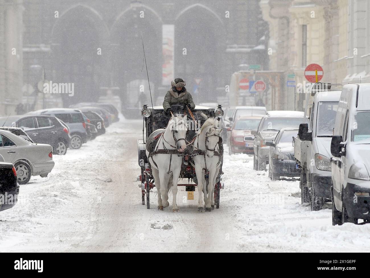 Horse carriage snow vienna hi-res stock photography and images - Alamy