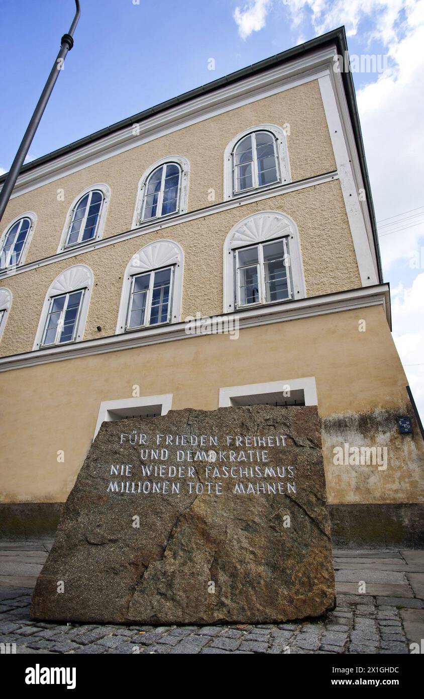 Braunau - The Hitler birthplace memorial stone is a memorial to victims of the Nazis placed in front of Salzburger Vorstadt 15, Braunau am Inn, Upper Austria, the building where Adolf Hitler was born in 1889. - 20120920 PD1172 - Rechteinfo: Rights Managed (RM) Stock Photo